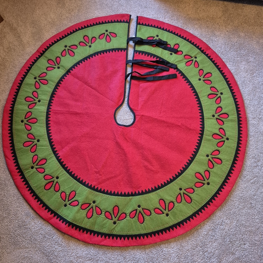 New Sears Roebuck & Co. Felted Quilted Back Large Christmas Tree Skirt 47"x48"